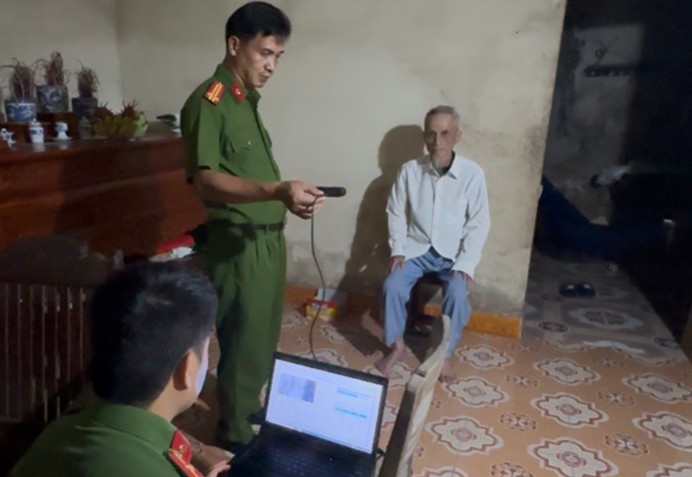 Công an xã Trần Phú: Hoàn thành cấp đổi thẻ đảng viên cho đảng viên lão thành, tuổi cao, sức khỏe yếu